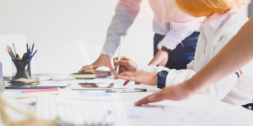 Equipo de trabajo creativo en la oficina