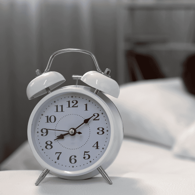 un reloj despertador es el mejor amigo de un emprendedor.
