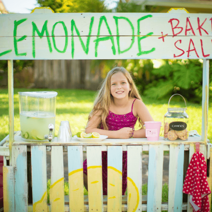 Niña vendiendo limonada