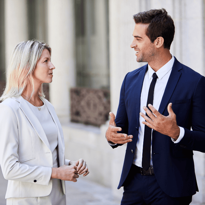 Una mujer y un hombre hablando
