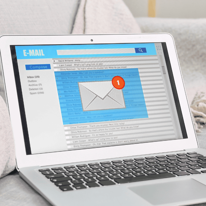 Computadora con una notificación de email