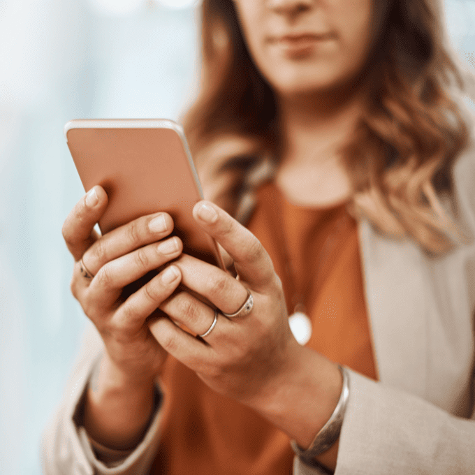 Mujer observando su teléfono