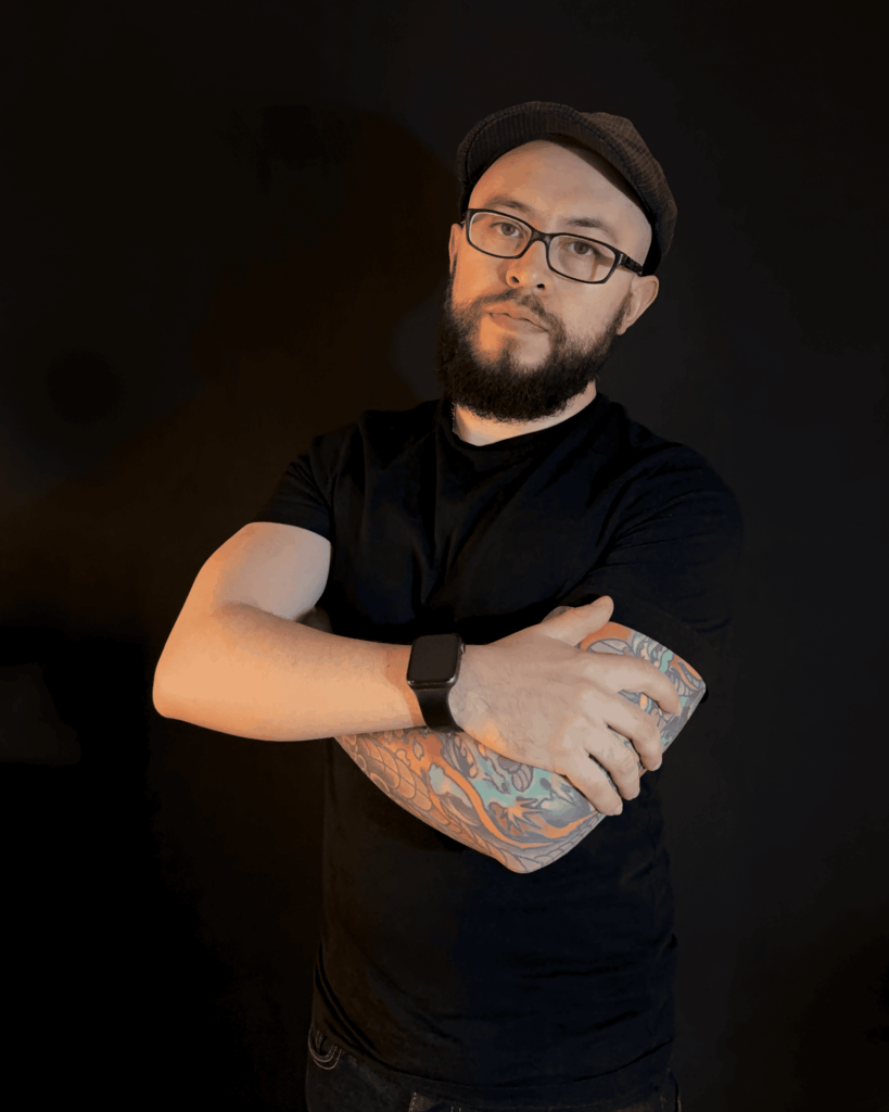 Jorge Porcayo 2025 en fondo negro con los braozs cruzados